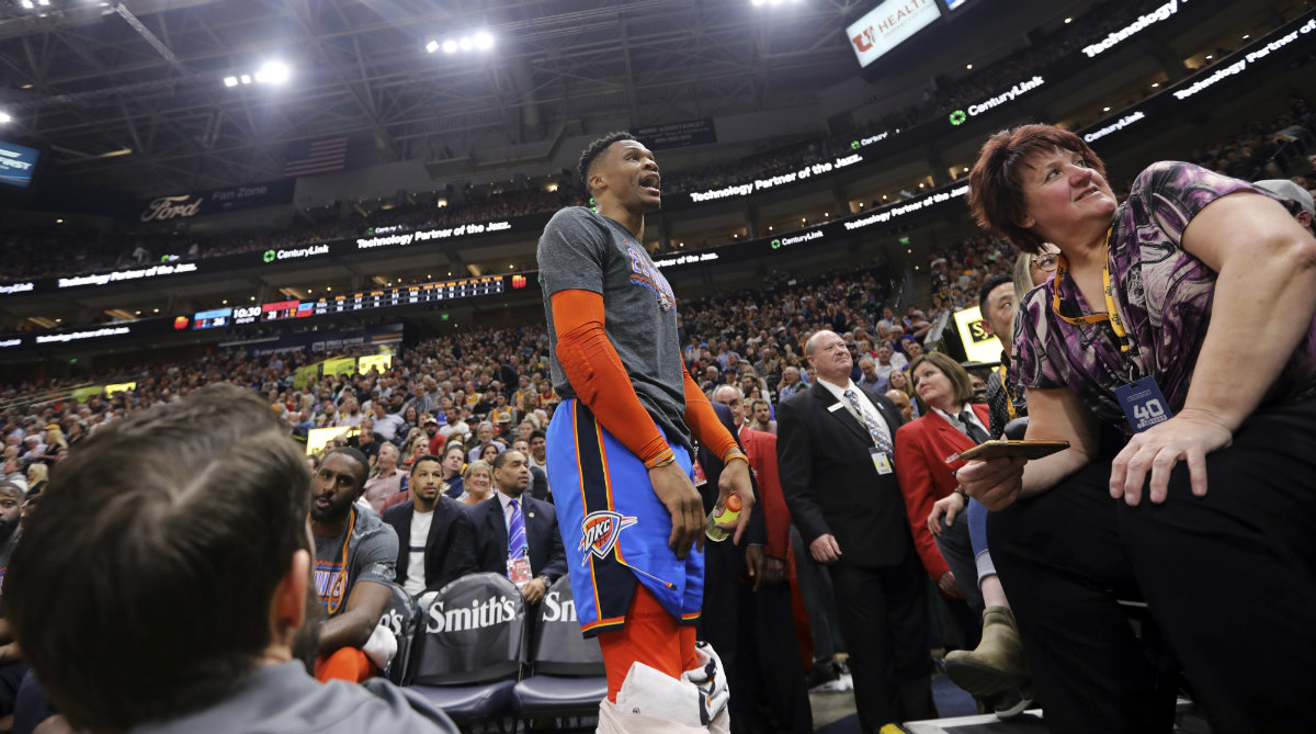 Russell Westbrook encara a aficionados tras recibir insultos racistas (AP)