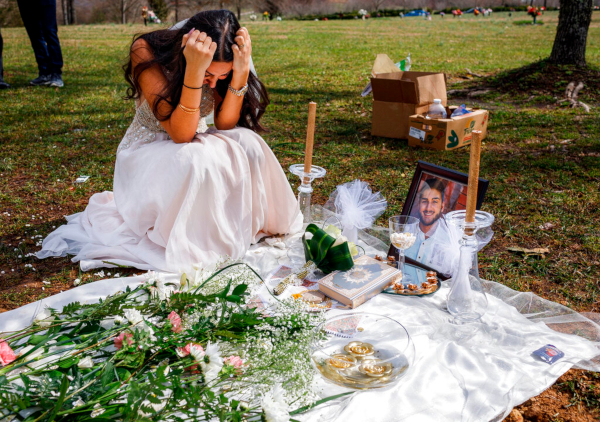 Sara Baluch se puso su vestido de novia para visitar la tumba de su prometido, a quien asesinaron días ates de su boda. |AP