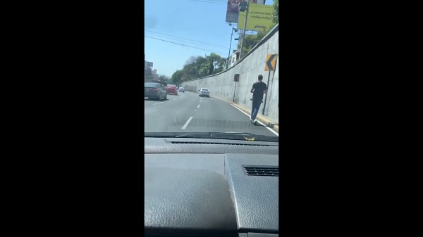 El usuario del 'scooter' viaja en el Viaducto sin nungún tipo de seguridad. (Captura de video)