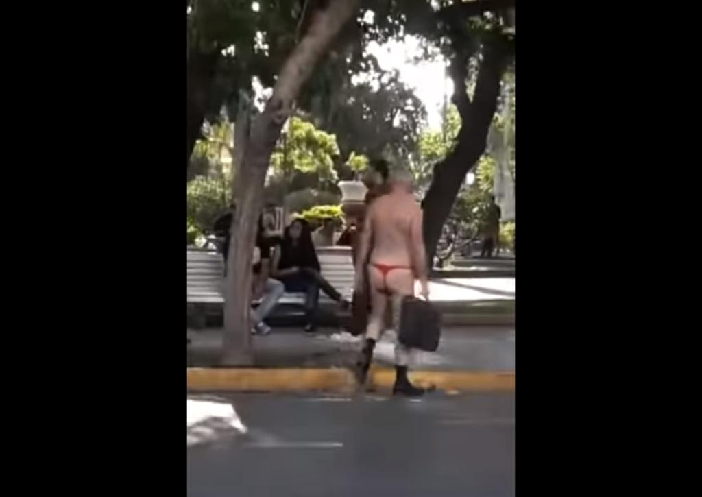 El abuelo caminó bajó la atenta mirada de los ciudadanos.  (Captura de video)