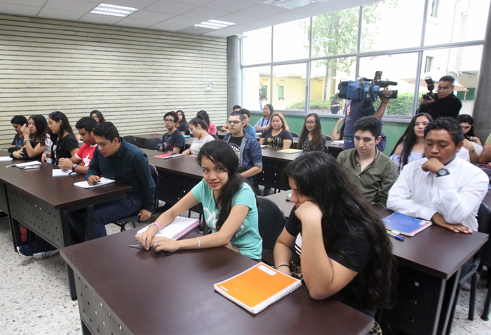 Alumnos de la Facultad de Derecho y Criminología de la UANL (Foto: Raúl Palacios).