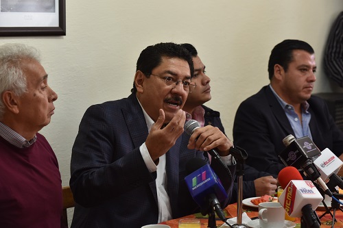 El aspirante ofreció una conferencia en la capital mexiquense. (Tania Contreras)