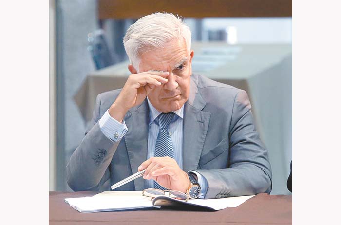 Ayer firmó la entrega de expedientes. RAÚL PALACIOS
