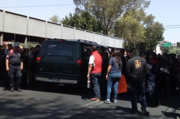 Los bomberos bloquean ambos sentidos de la calzada San Antonio Abad. | Twitter @OVIALCDMX