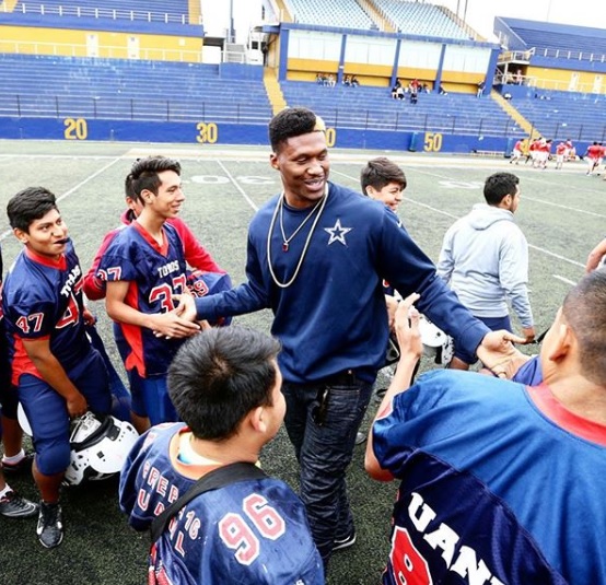 El defensivo David Irving en el estadio de futbol americano de los Tigres de Nuevo León (Instagram David Ja Rodd Irving)
