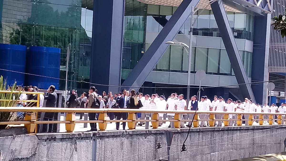 Los empleados de la Torre fueron desalojados por seguridad.(@gin021088)
