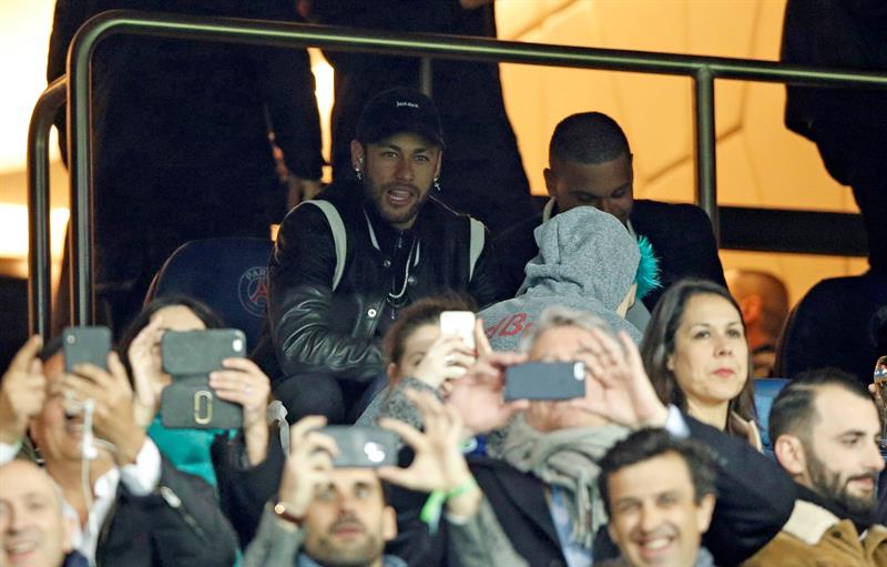 Neymar vio la derrota del PSG desde la tribuna (EFE)