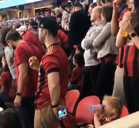 Papá pone caricaturas a su hija en partido del Atlanta United (Especial)