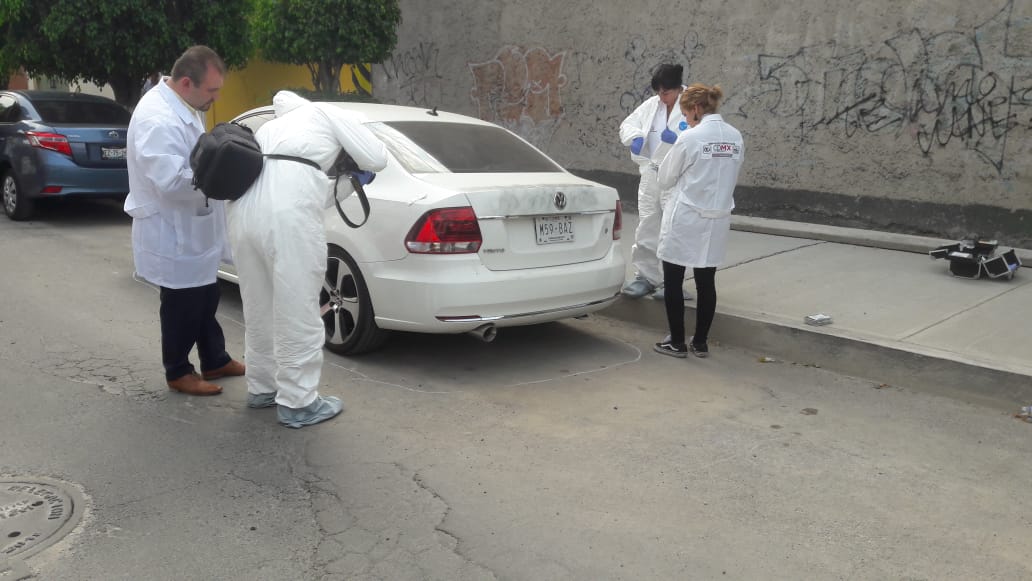 Peritos realizaron las averiguaciones correspondientes y posteriormente el levantamiento de los cuerpos. (@alertasurbanas)