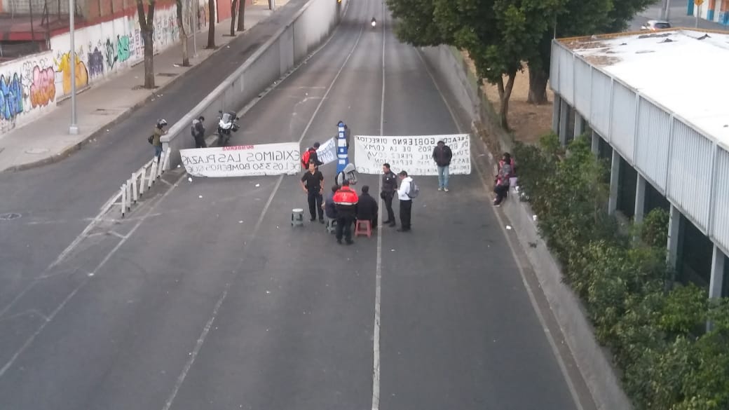 Los bomberos permitieron la circulación en un carril mientras que el tráfico se ve afectado en ambos sentidos de la calzada San Antonio Abad. (César V