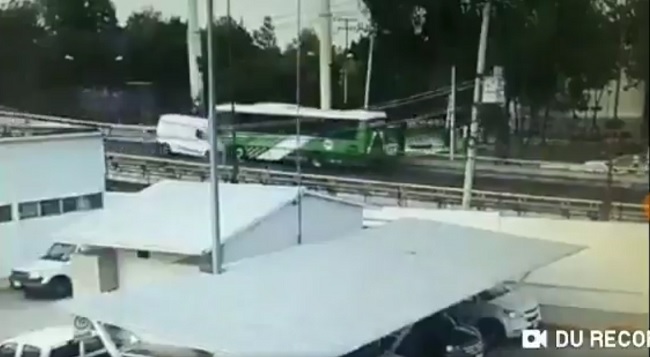 Choque en Flores Magón dejó al menos 10 personas heridas y el conductor de la camioneta muerto. (Captura de video)