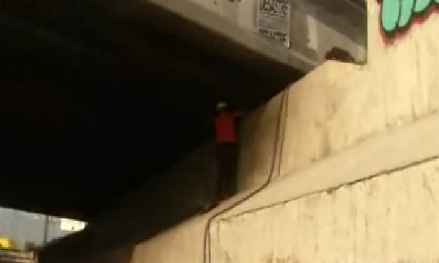 Los conductores reportaron el humo que salía por una de las brechas del puente Guadalupe (Foto: Especial).