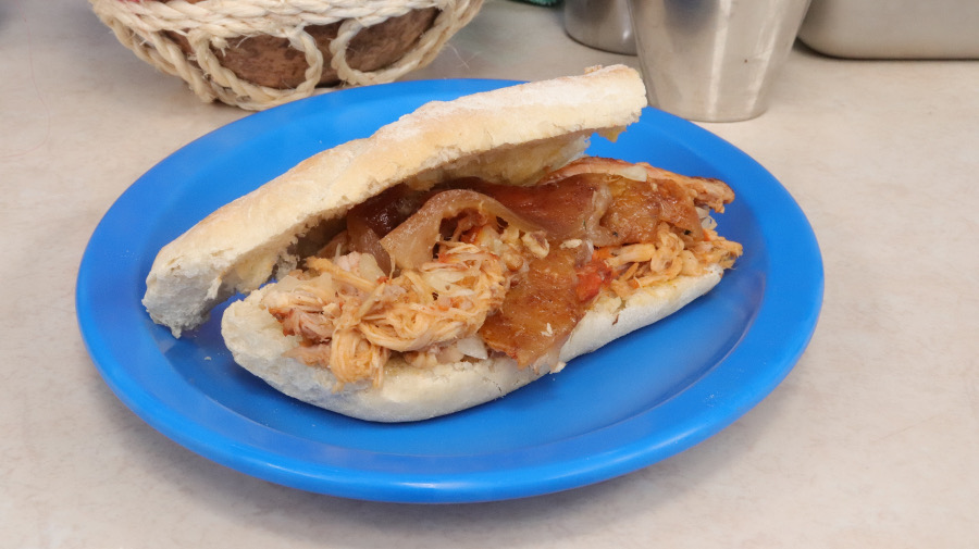 Hechos en un rico francés (así es como se le conoce al bolillo), el lechón se sirve con cebolla y chile habanero (Cortesía)