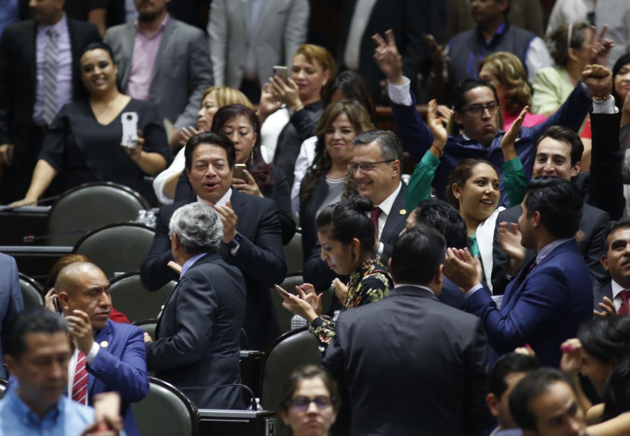 Mario Delgado y la bancada de Morena celebran tras la aprobación del dictamen (Araceli López)