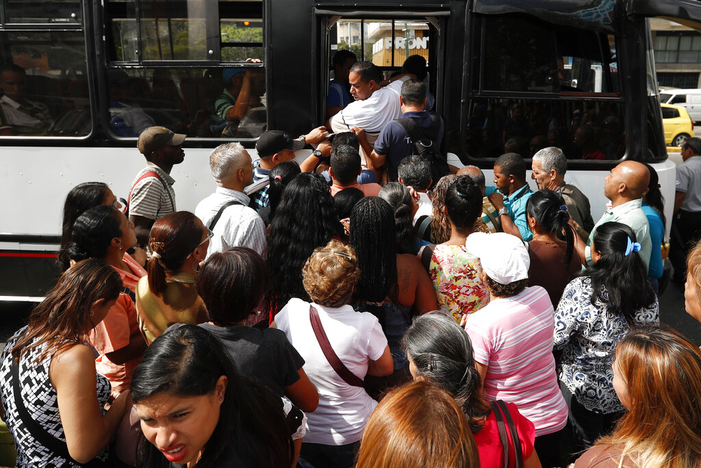 El metro de Caracas, que moviliza a unos dos millones de pasajeros diariamente, restableció su servicio. AP