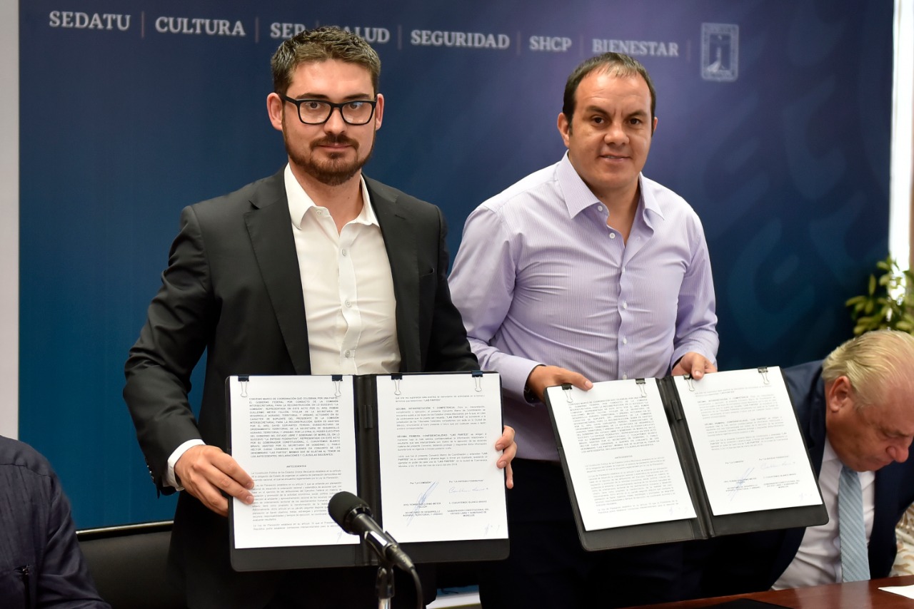 Meyer Falcón y Cuauhtémoc Blanco firman el contrato de la reconstrucción de Morelos. (David Monroy)