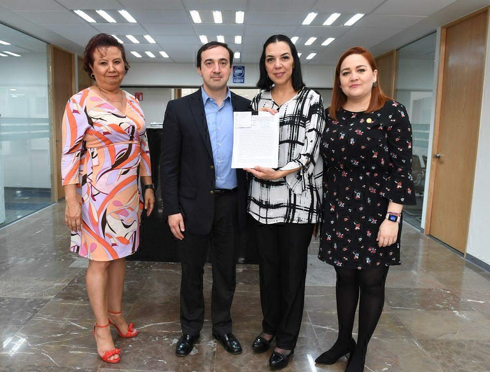 Para la presentación de la denuncia Guerra Villarreal estuvo acompañada de su compañera Annia Gómez y del diputado Hernán Salinas. (Especial)
