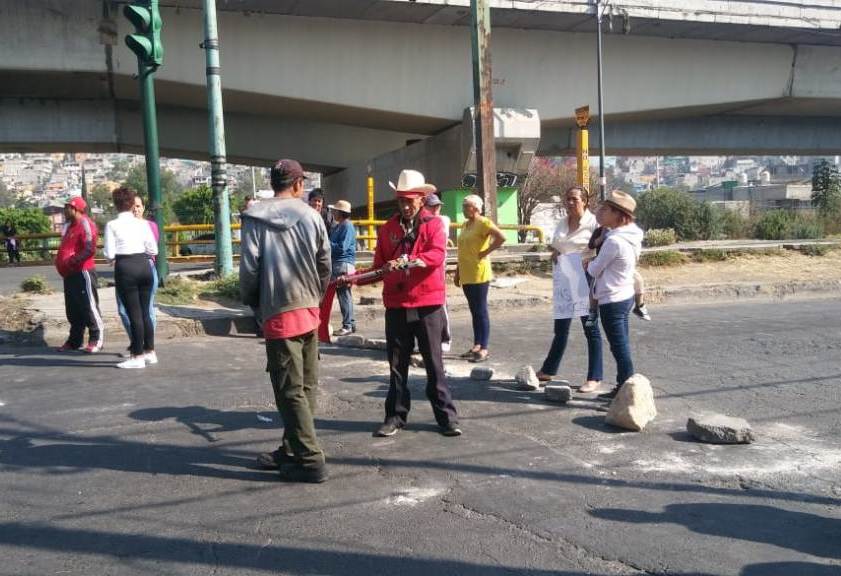 Los vecinos bloquean ambos sentidos de Periférico Norte. | César Veláquez