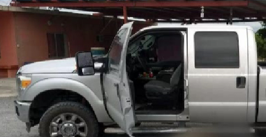Eligio Galván Cruz, de 46 años, quedó a un lado de su camioneta. Foto: Especial