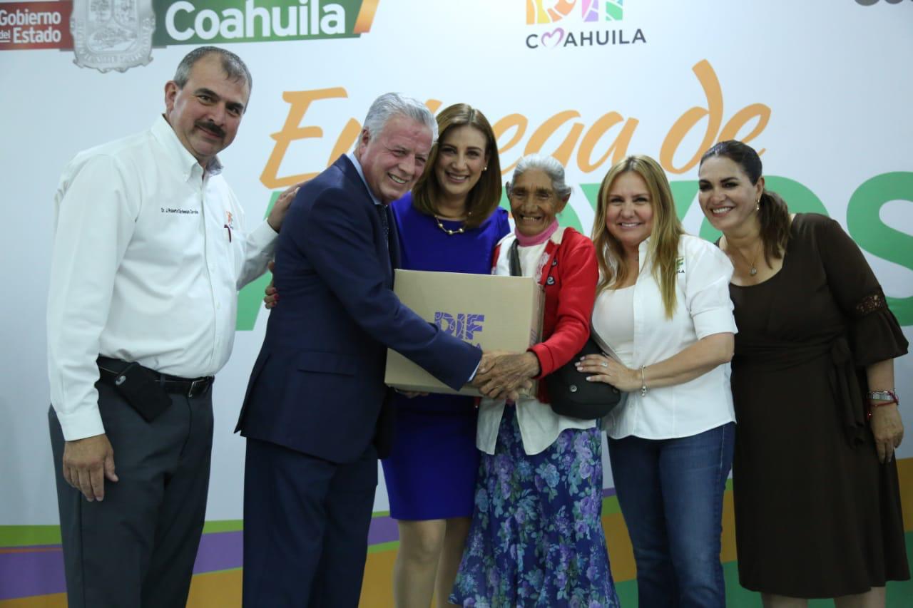 Esta entrega de apoyos de programas sociales se realizó por todo Coahuila. (Especial)