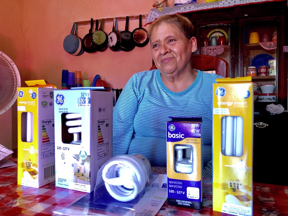 En total se entregaron 9 mil focos ahorradores donados por la empresa GE. (Especial)