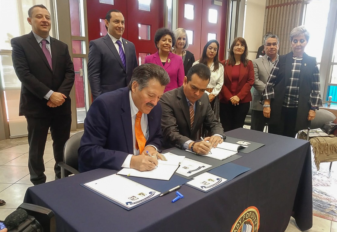 Firma de convenio binacional.