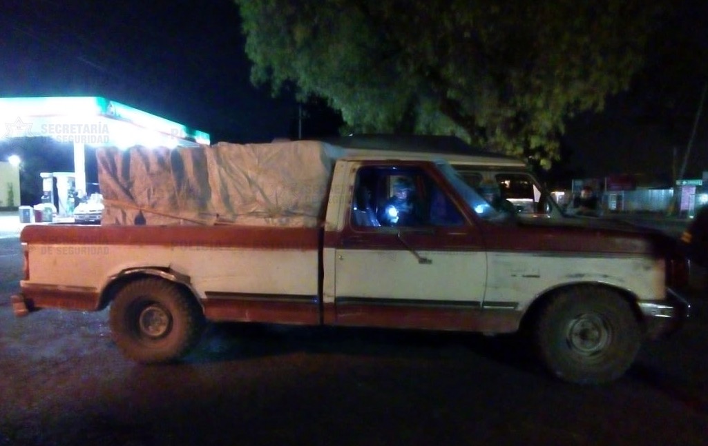 Localizaron siete camionetas en cuyo interior fueron hallados 17 contenedores con el hidrocarburo. (Especial)