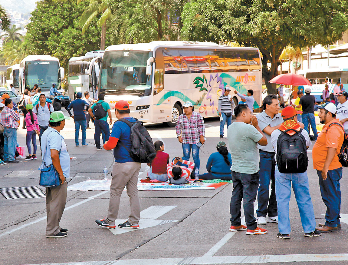 Los maestros de la Ceteg marcharon ayer a las oficinas del SNTE. (Carlos Carbajal)