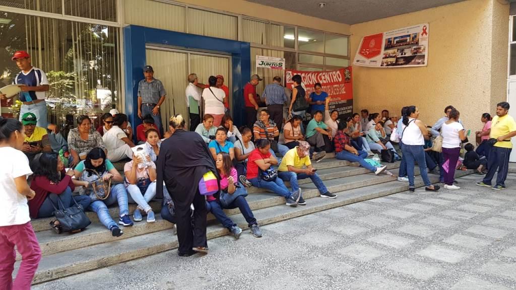 Los manifestantes ingresaron a las oficinas cerca de las 10:00 hras de este viernes. (Rogelio Agustín)