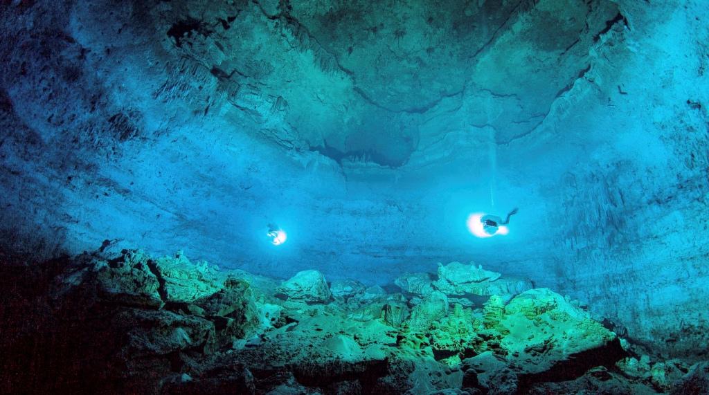 México. Buceadores exploran el cenote de Hoyo Negro en Tulum, donde encontraron un esqueleto de 13 mil años (AP)