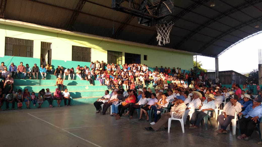 Pobladores de San  Luis Acatlán durante la reunión