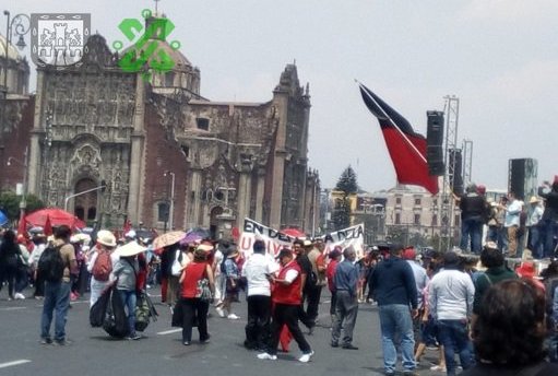 Los sindicatos bloquean la circulación frente a Palacio Nacional. | Twitter @OVIALCDMX