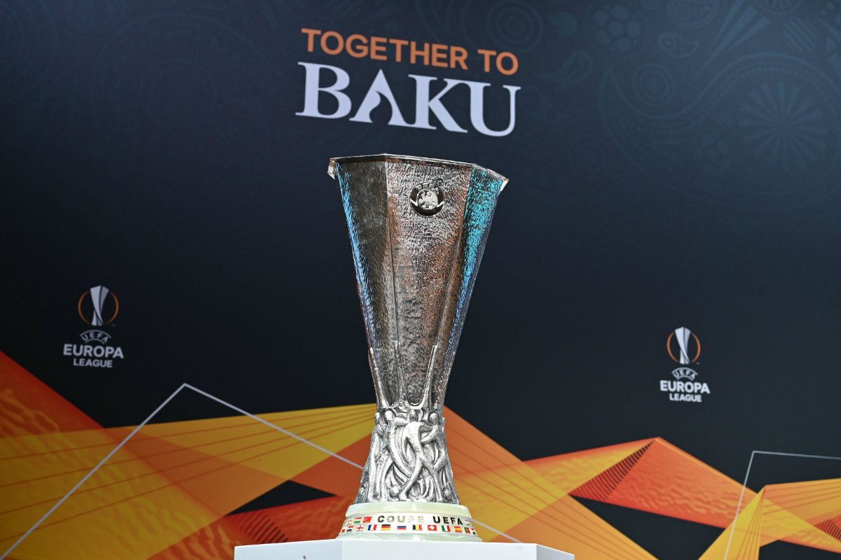 Trofeo de la Europa League durante el sorteo de los Cuartos de Final (AFP)