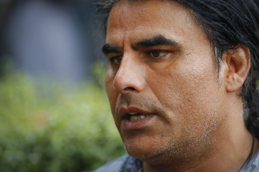Aziz dijo que mientras corría afuera gritando, trató de distraer al atacante.  AP