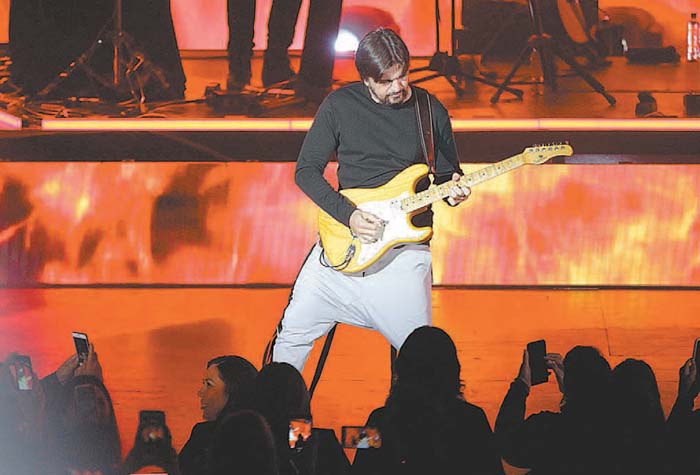 Desde su primera interpretación, Juanes prendió a los asistentes con “A Dios le pido”.  jorge lópez