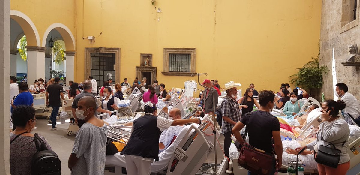 Se tuvieron evacuar al menos a 208 pacientes junto con familiares. (Cortesía)