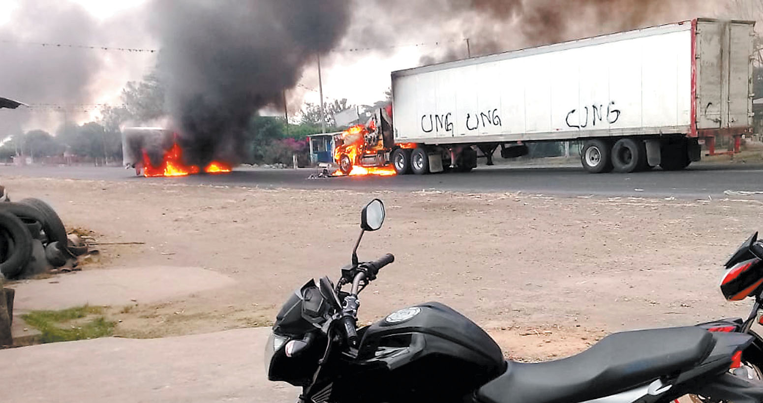 Tractocamiones incinerados sobre la carretera Córdoba-La Tinaja. (Especial)