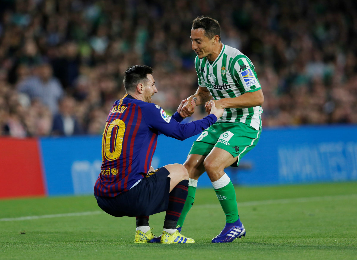 Andrés Guardado ayudó a Lionel Messi a levantarse (Reuters)