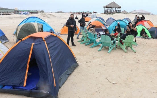 Campistas en Playa Miramar.