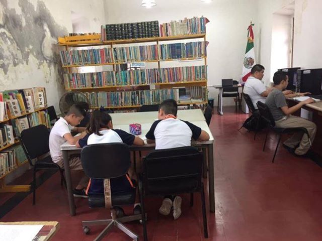 Estudiantes acuden a la biblioteca a realizar investigación de tareas.