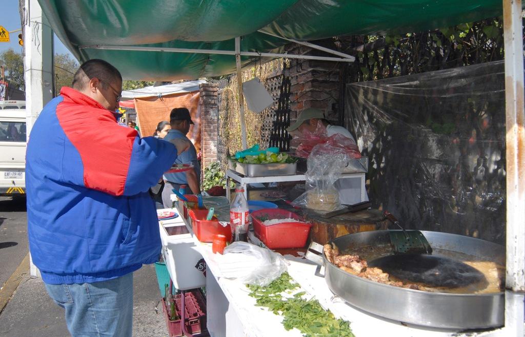 Evitar consumir alimentos en la calle en época de calor ayuda a evitar la gastroenteritis.