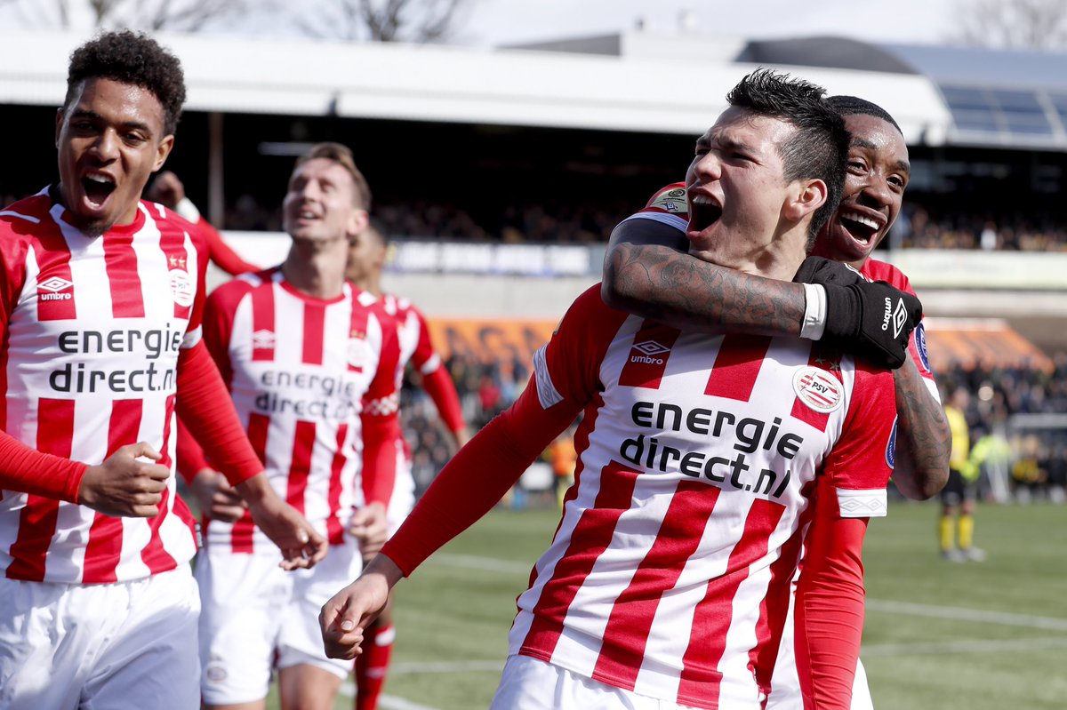 Hirving Lozano celebra el gol de la victoria ante el Venlo (Especial)