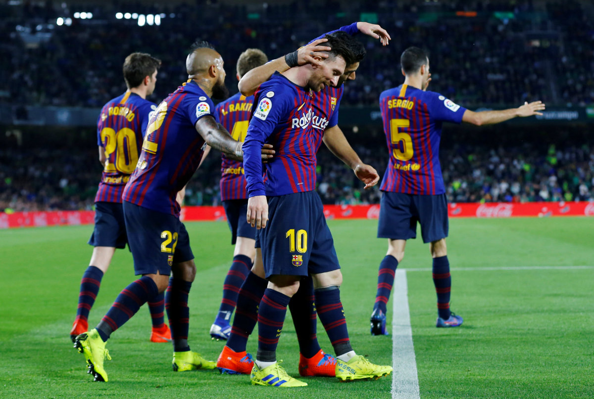 Lionel Messi y Barcelona abaten al Real Betis de Andrés Guardado y Diego Lainez (Reuters)
