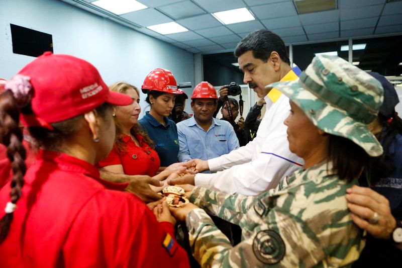 Durante su recorrido, Maduro reiteró que el apagón se produjo por "ciberataques" de Estados Unidos. (AFP)