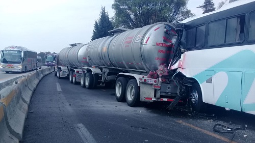 Servicios de emergencia acuden al lugar del accidente. (Especial)