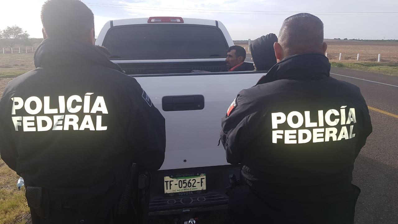 Eran trasladados en tres camionetas a la frontera de Piedras Negras. (Especial)