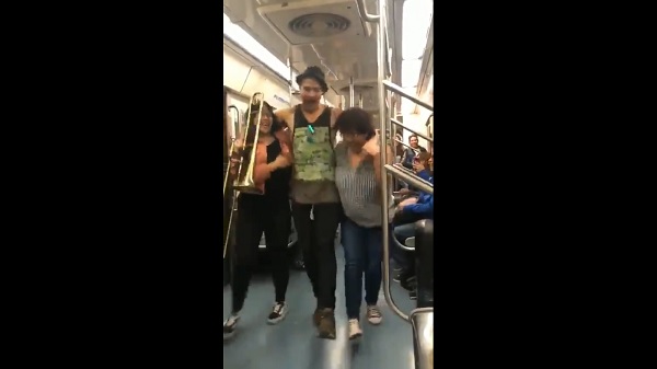 Usuarios del Metro aprovecharon para bailar en medio del vagón. (Captura del video)