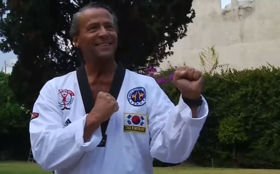 Alfredo Adame se viste de karateka para pelar con Carlos Trejo Grupo