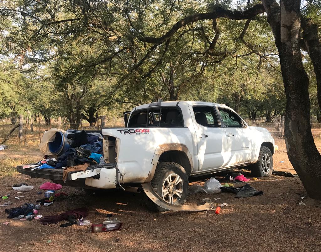Una de las camionetas en la zona arbolada, donde había también distintos artículos personales. (ELSA GUTIÉRREZ)