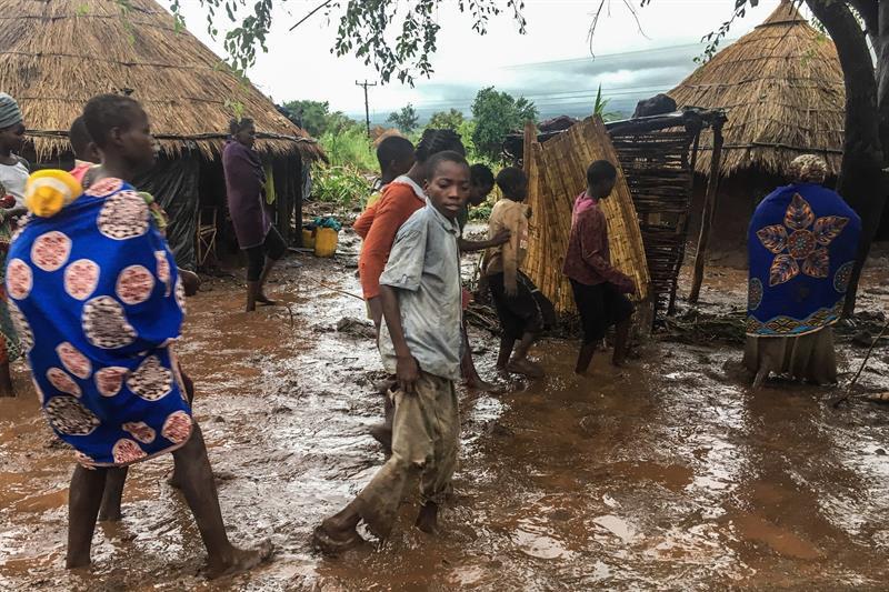 El ciclón Idai llegó al litoral de Mozambique, a unos 300 kilómetros al este de Zimbabue, el jueves por la noche y dañó gravemente la ciudad costera d